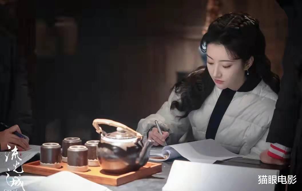 吉克隽逸|景甜好会拍吻戏，和许魏洲亲了40秒才松嘴，网友：感觉她很享受