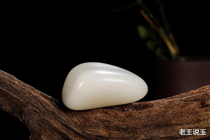 翡翠|新买的和田玉，拿回家就不白了？