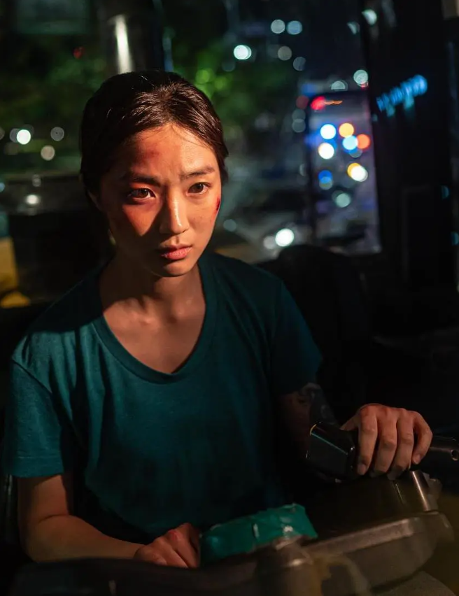 |底层人物的悲歌,坐推土机的少女有什么目的?