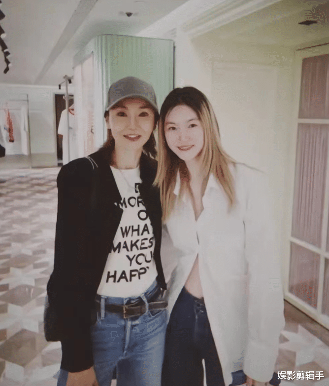 张曼玉|57岁张曼玉近照曝光,脸上法令纹凹陷,网友直呼不像她了