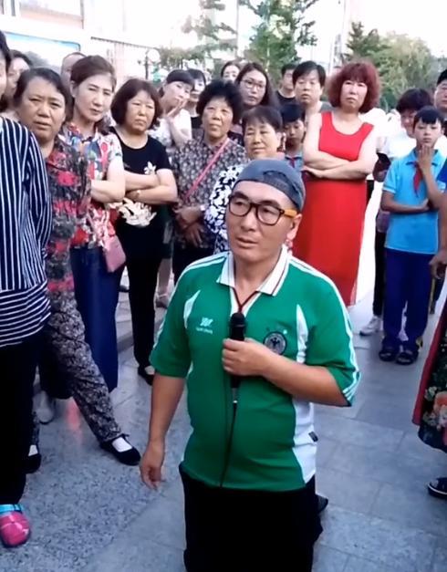 李玉成|李玉成早期视频曝光，街头跪地表演求打赏，马玉琴低头不说话