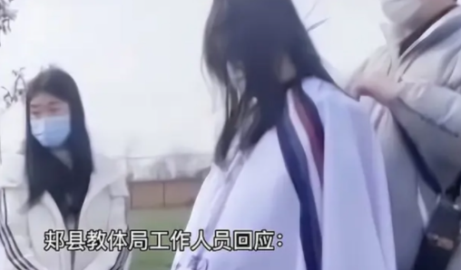 早恋 校门口出现理发摊，女生见后纷纷落泪，是预防早恋还是形式主义？
