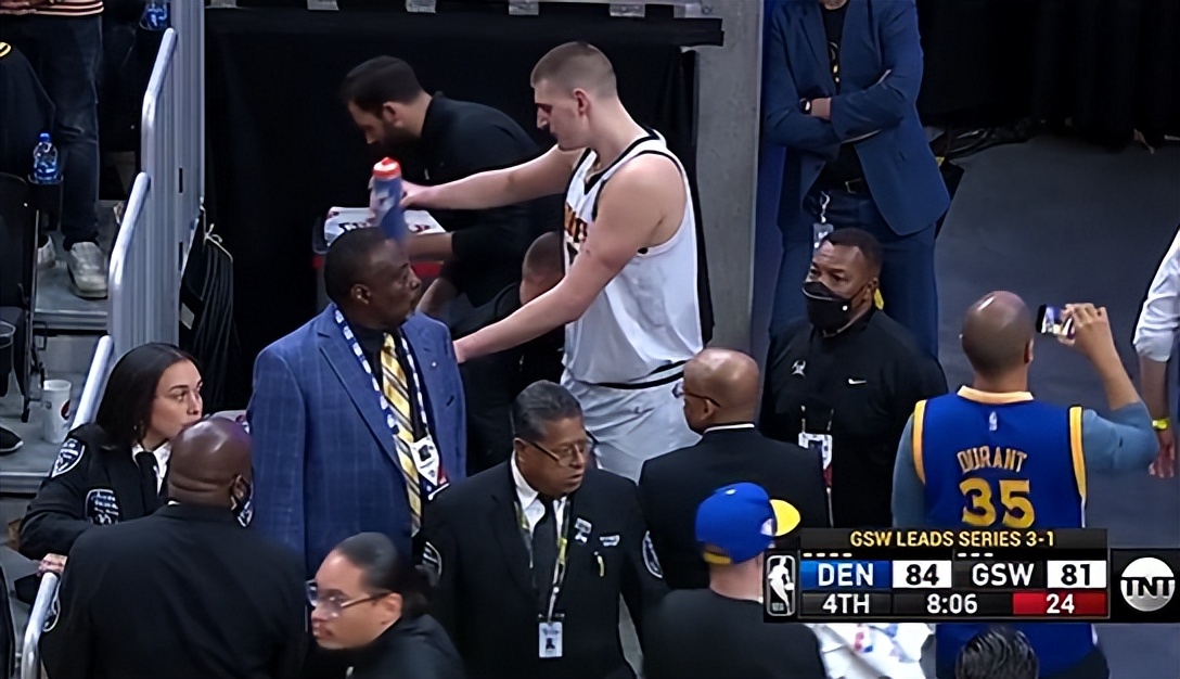 约基奇|壮烈！NBA超巨拉伤不离场，狂轰30+19+8拼尽全力，无愧MVP