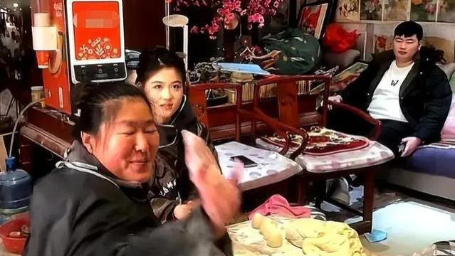 胡歌|小伟开“老头乐”走亲戚，陈萌穿搭时尚引村民围观，网友：好福气