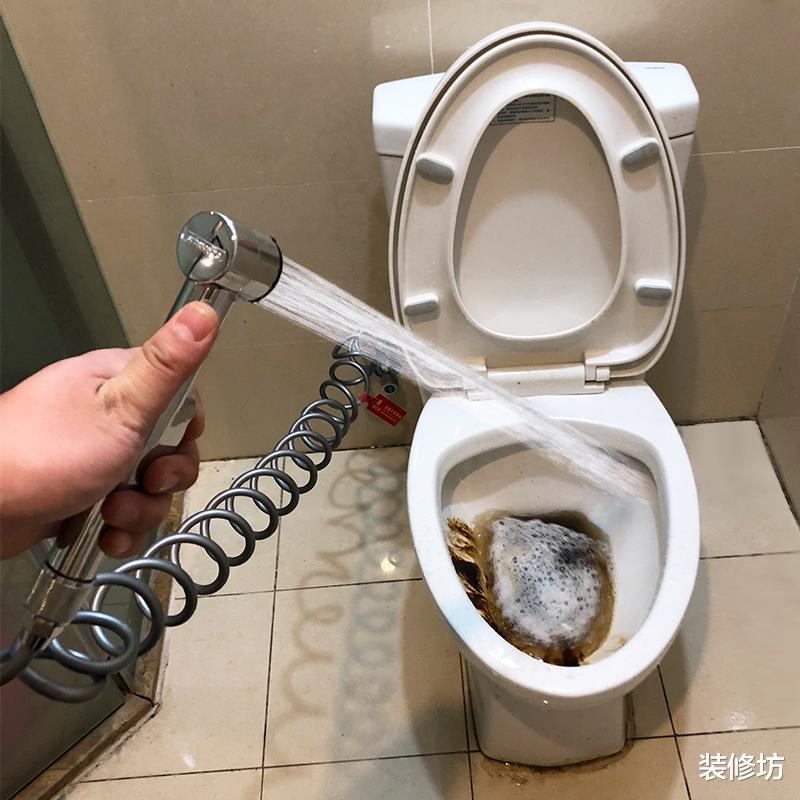 建议各位:马桶上别挂毛巾架了,学有钱人怎么做,真长见识