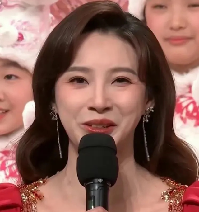 网络春晚|春晚三位女主持被批网红脸,三人清—色韩式鼻子,哪一个是真的?