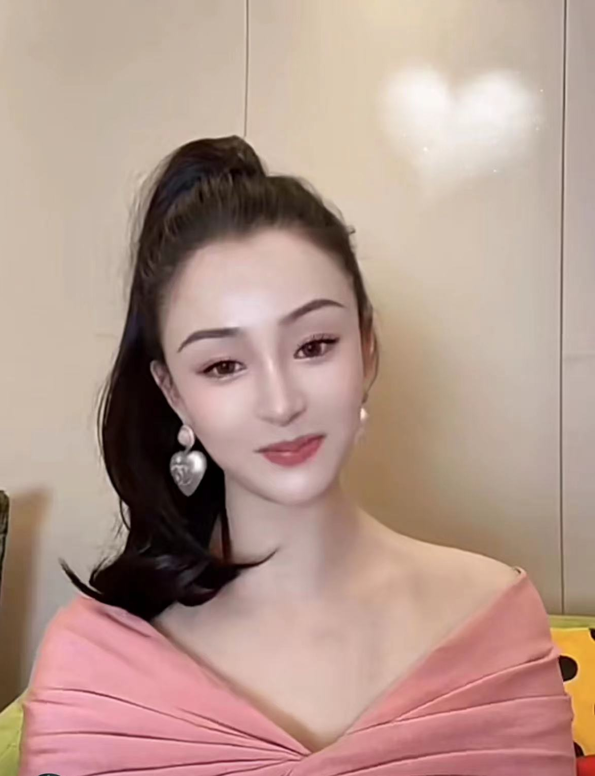 陈昱霖|吴秀波小三陈昱霖居湖北老家，浑身奢侈品太漂亮，出狱后陪伴父母