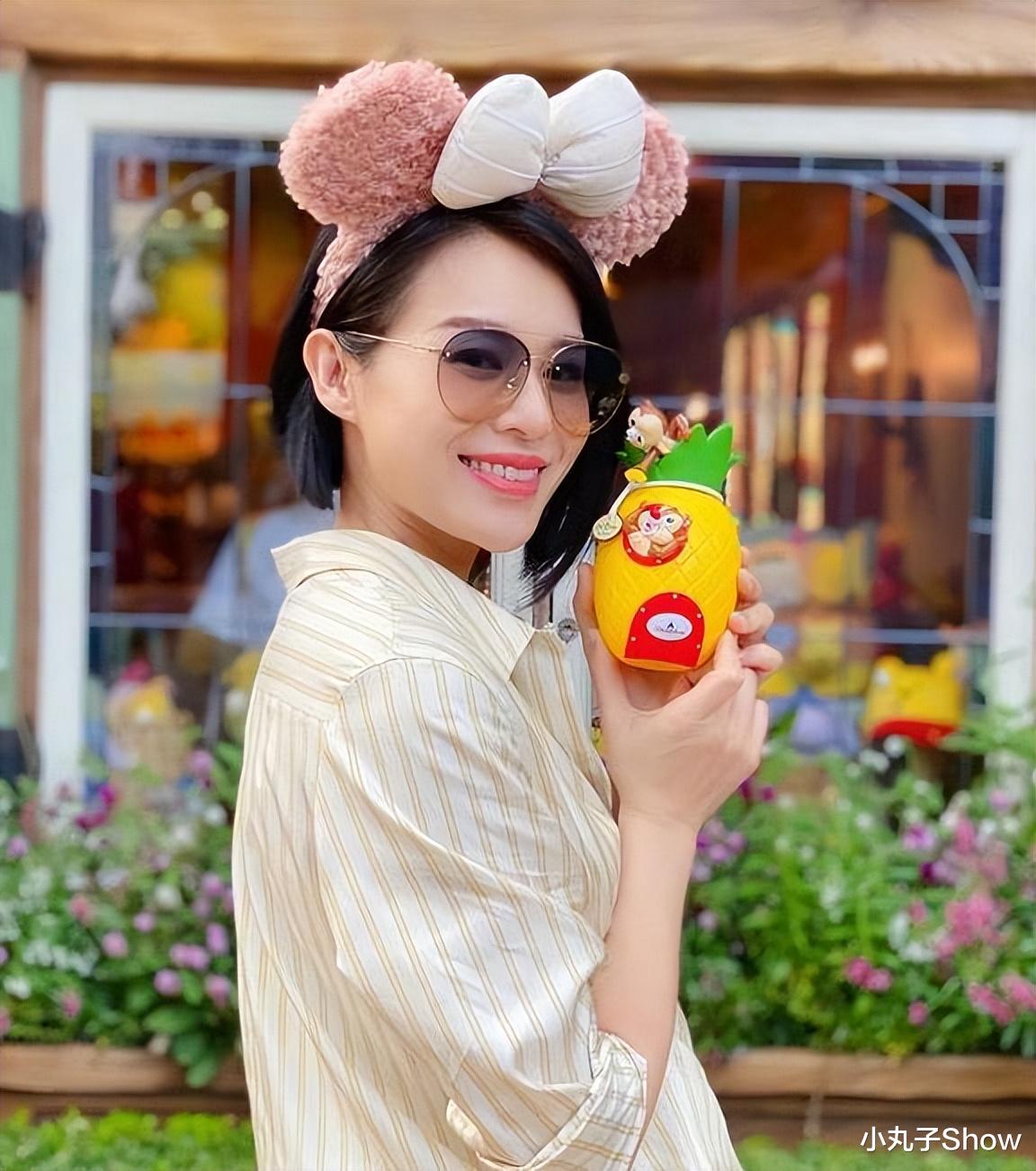 祛斑 短发也性感！胡杏儿短发造型搭配性感礼服裙，镂空露肤真是高级