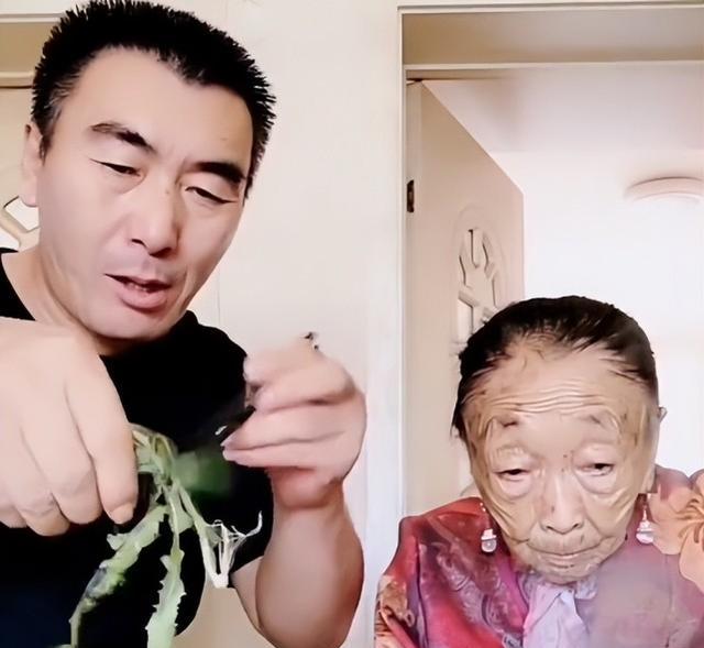 85岁马玉琴回老家，被姐姐安排蹲门口摘花生，网友：过分了