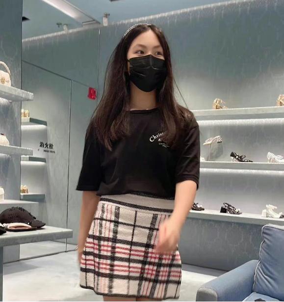 王诗龄 12岁王诗龄近照曝光，减肥后越来越有名媛气质，手上手镯价值9万
