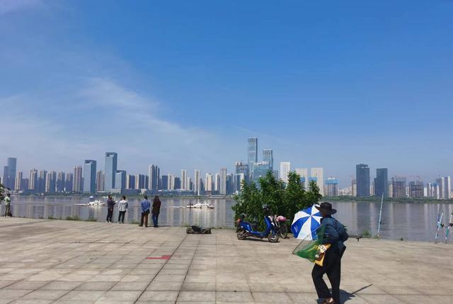 长沙的外滩,两条江河在这里汇聚四周高楼林立,变成了钓鱼天堂
