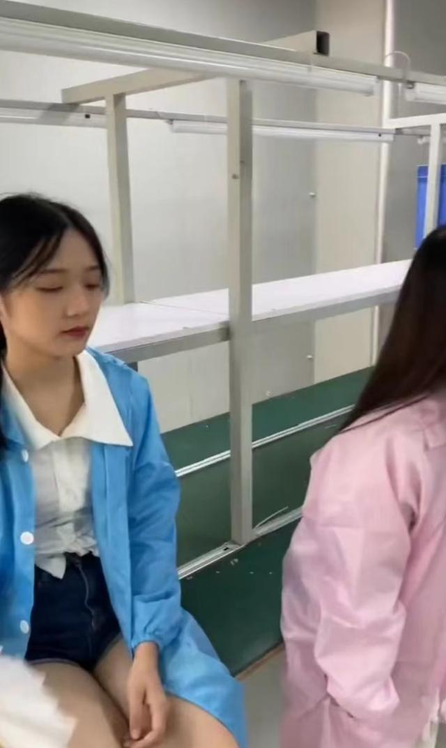 厂妹起夜被反锁门外,结果竟是室友故意为之,室友:我男友总看她