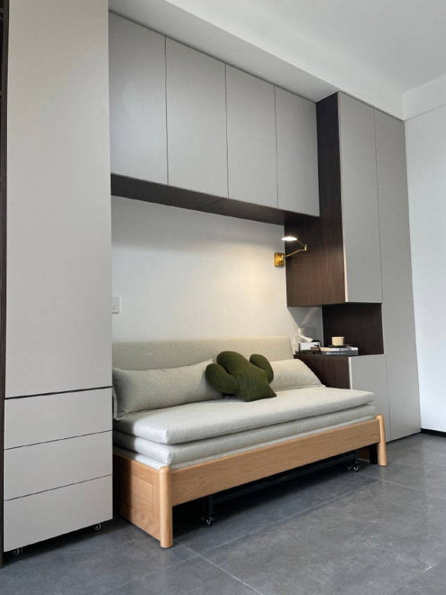 115平现代简约风,灰色影视墙是格栅和木饰面的结合