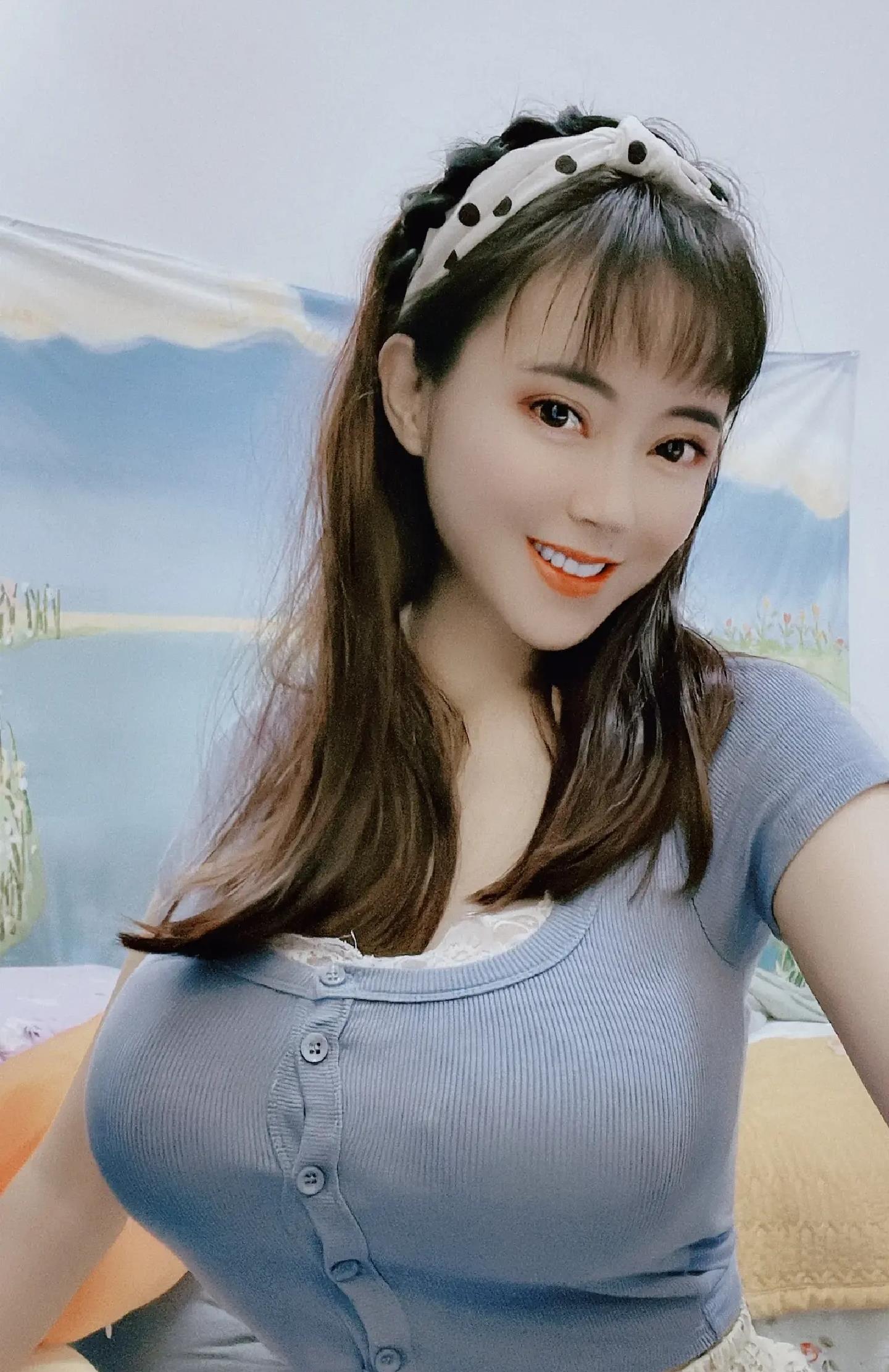 女孩|演员潘春春中秋祝福惹争议,胸部图案表情奇怪,夸张身材令人瞩目