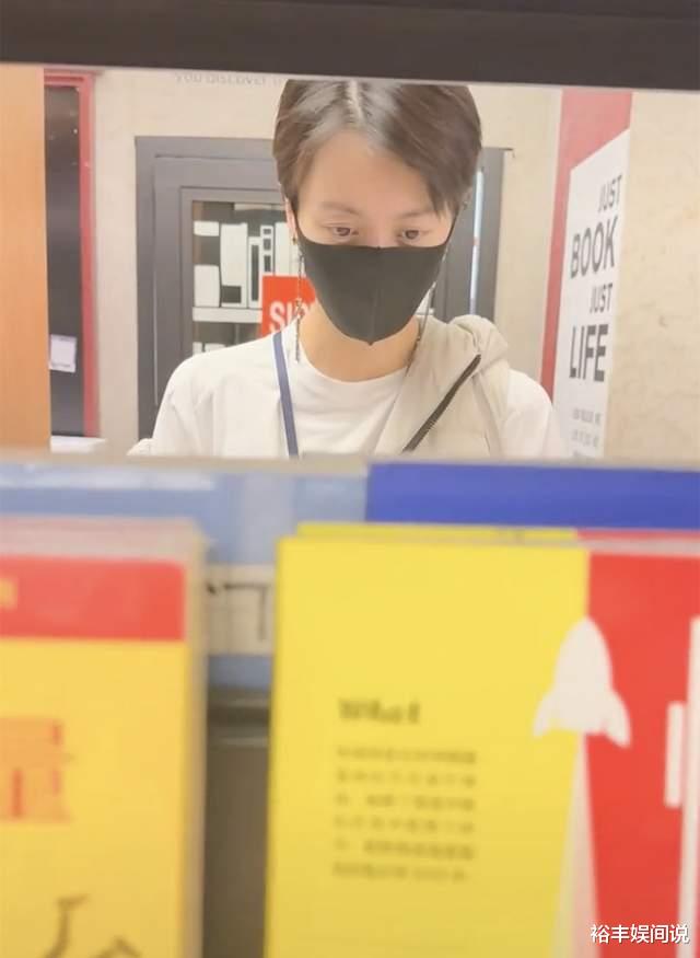 梁咏琪|梁咏琪前往湖南录节目!独自拎行李坐高铁,看书写字自律性超高