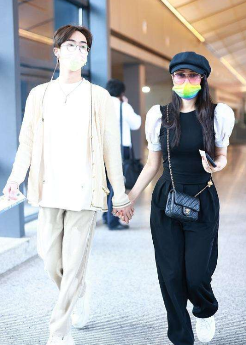 伊能静|伊能静儿子与闺蜜过情人节，再穿女装与对方比美，嘟嘴卖萌太可爱