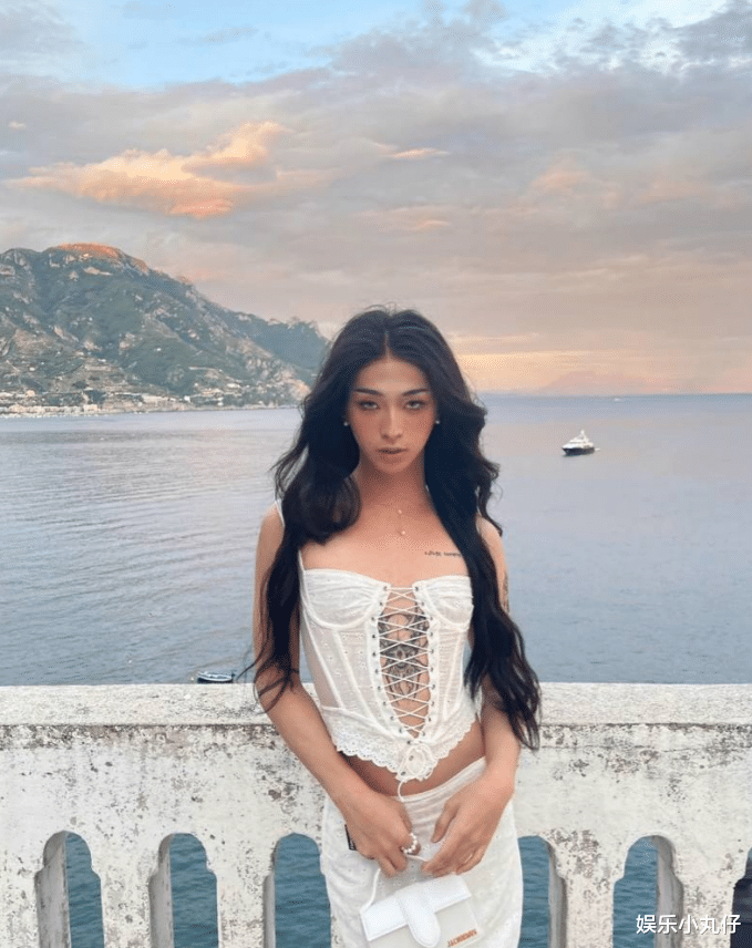 伊能静|54岁伊能静赴英看儿子,20岁哈利像庾澄庆,抱母姿势被指像恋人