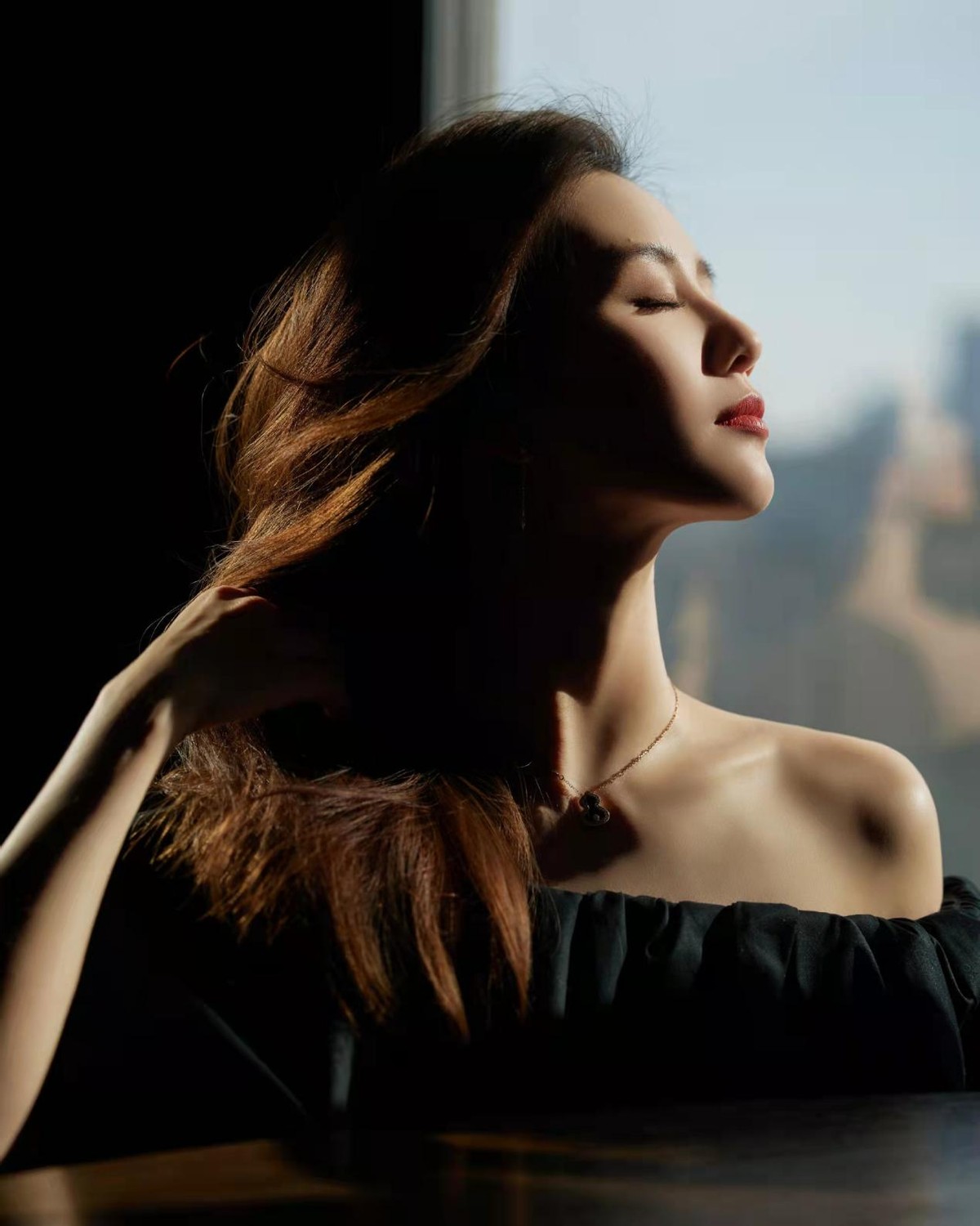 刘诗诗|刘诗诗终于勤快营业了！腊八美照扎丸子头用力过猛，好在气质出众