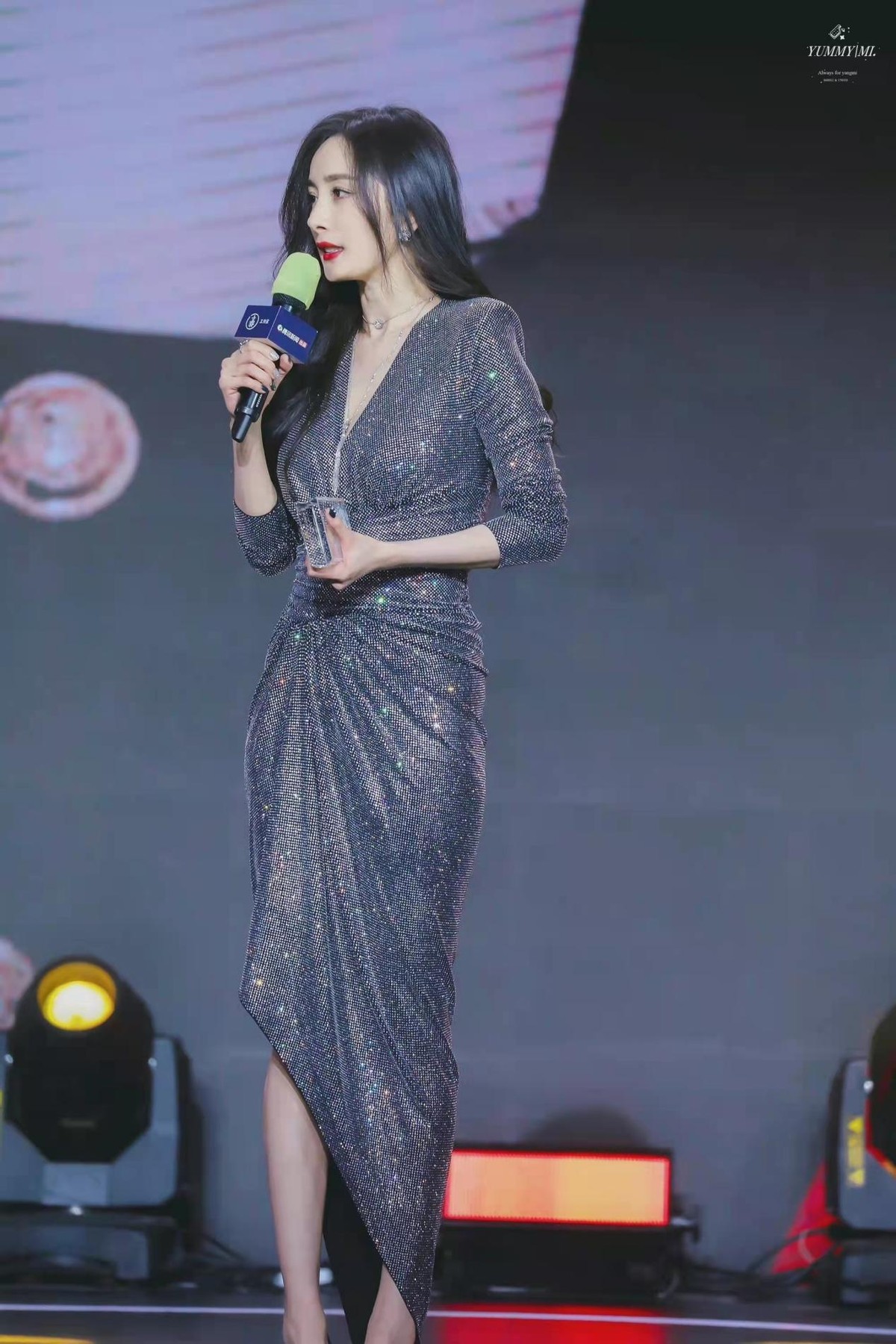 宋智雅 杨幂虎年时尚资源开挂！湿发挡脸侧身站身材性感，黑色美甲真霸气