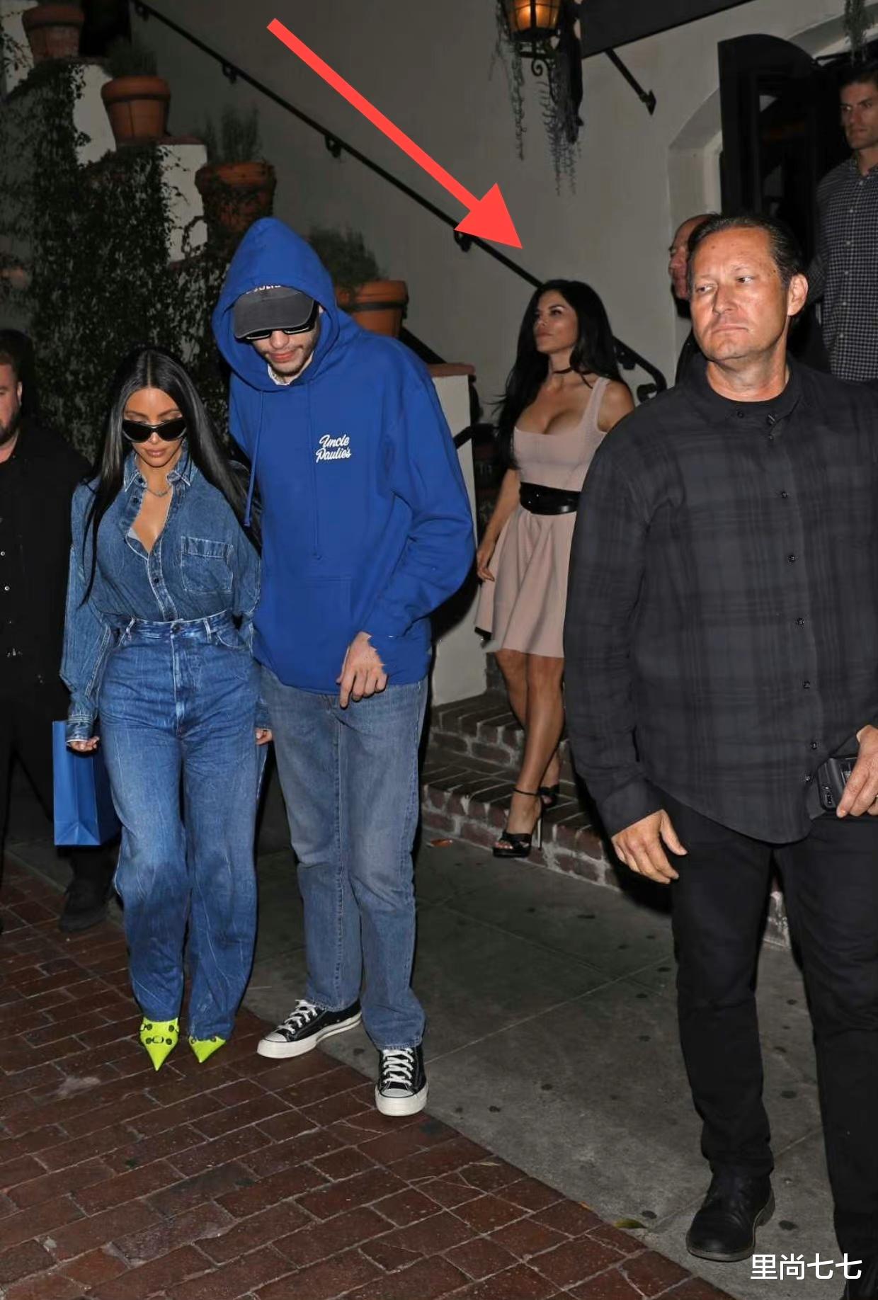 金·卡戴珊|贝佐斯52岁女友与金卡戴珊同框，穿公主裙打扮用力，身材赢过金姐