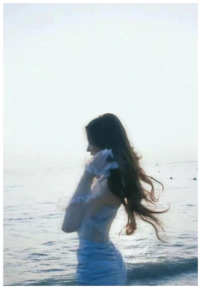 徐璐|28岁徐璐昔日穿比基尼在海边游玩，性感又清纯，娱乐圈的一股清流