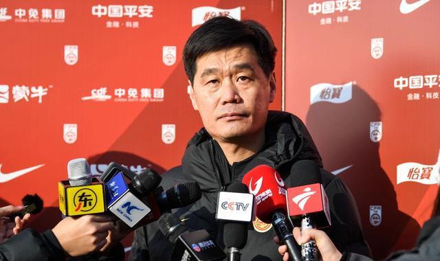 广东男篮|尴尬！李霄鹏52人阵容仍用人难，豪华助教团已投入工作！