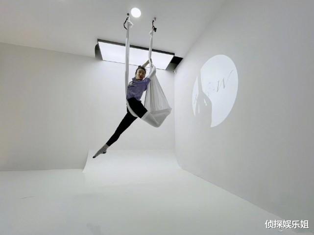 黄奕|44岁黄奕妇女节晒健身照，倒立下腰力量感爆棚，满脸香汗素颜超赞