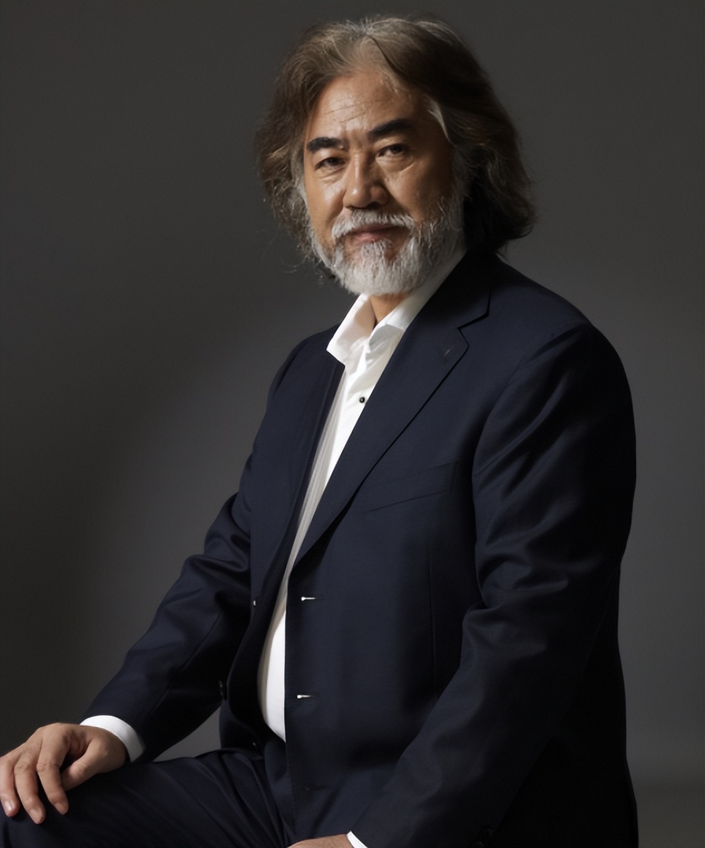 张纪中|71岁张纪中感染新冠，妻子回应：症状比我严重，他不爱喝水