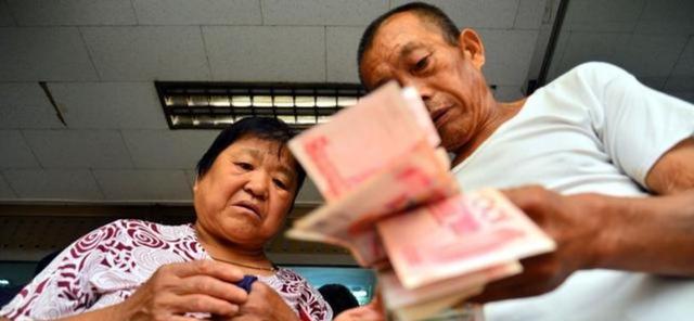 “我爸”60岁退休,又应聘保安,看到首月养老金后,我明白了原因