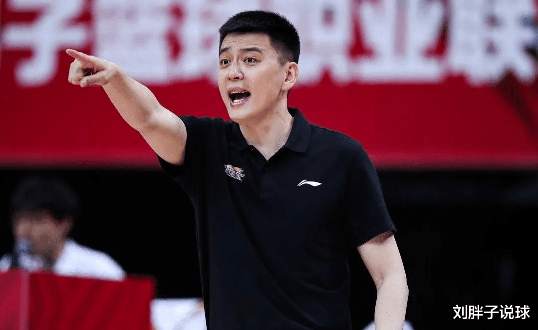 杨鸣|拒绝交易！杨鸣力排众议留下25岁争议后卫，希望他不要让人失望