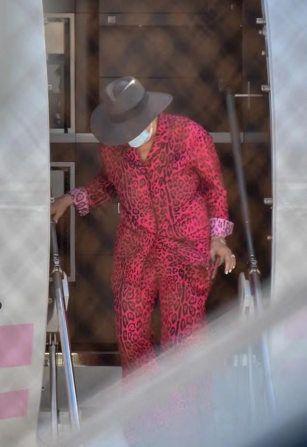 卡戴珊|66岁卡戴珊妈妈穿豹纹睡衣出门!41岁黑人男友好老,主动为她拎包