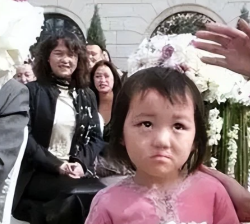 李亚鹏|李亚鹏二胎女儿正面曝光,嘴唇微翘特别健康,长得很像姐姐李嫣