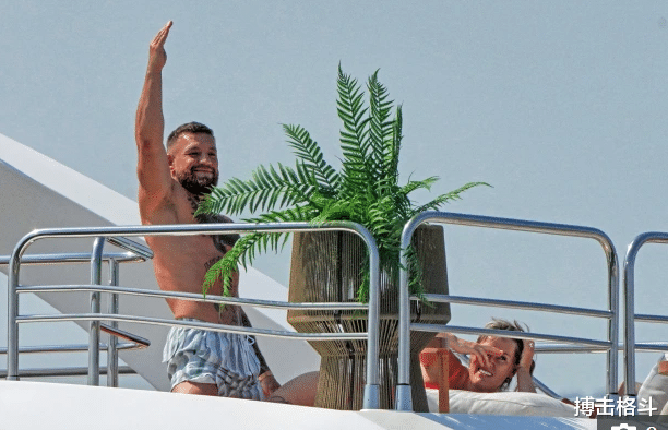 UFC|嘴炮和未婚妻在游艇上玩“恶作剧”，激情操作让人面红耳赤
