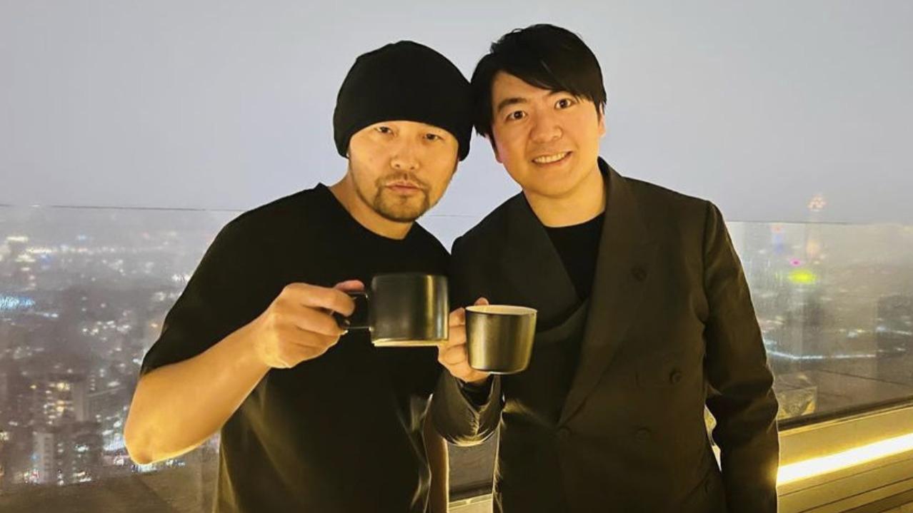 郎朗|周杰伦晒与郎朗聚会照，在豪宅天台碰杯，郎朗教罗密欧弹琴好有爱