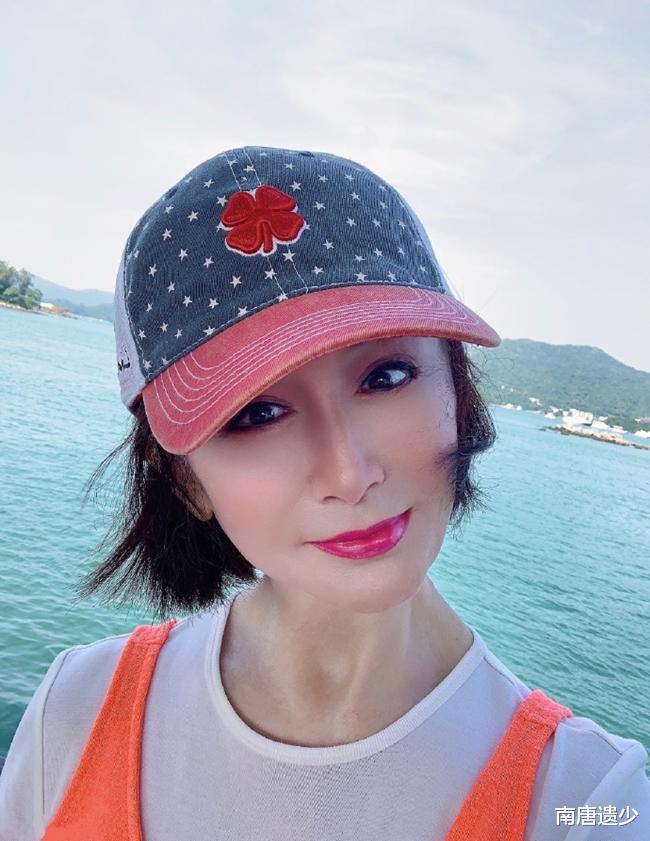 潘迎紫|73岁潘迎紫久违晒照，皮肤紧致无皱纹，美颜脸和优雅老去对比明显