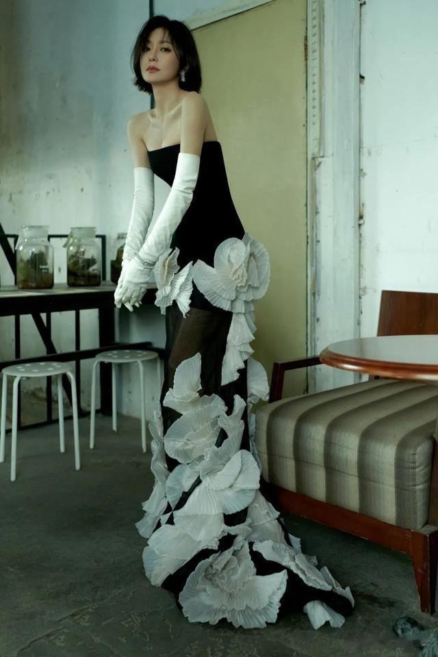 秦岚|秦岚献唱春晚,身着斜肩开衩裙,尽显精致好身材,温婉大气