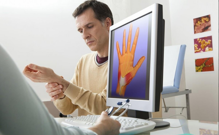 腱鞘炎|30多岁小伙上班敲键盘周末钓鱼,手腕疼痛难忍,一查竟是腱鞘炎