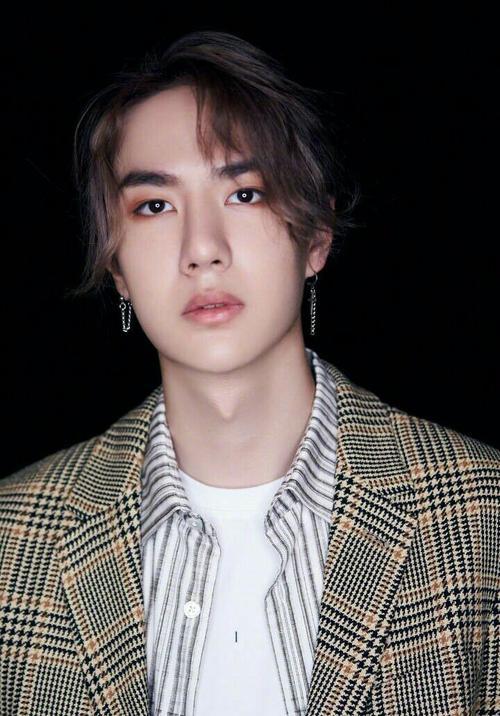 迪丽热巴|王一博八年蜕变,从黄毛靓仔到绅士型男,从小透明到炙手可热