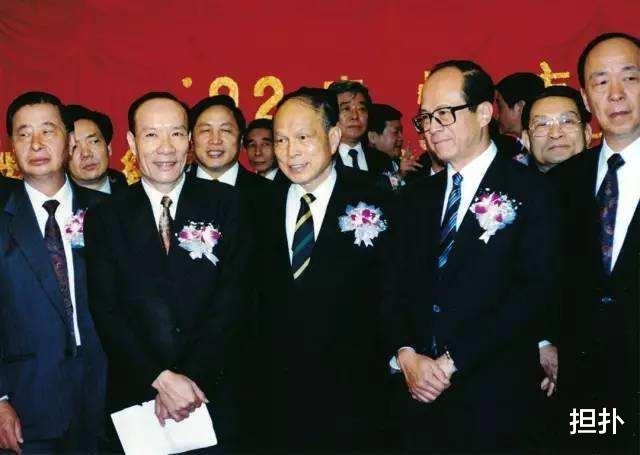 霍英东|霍家不请李嘉诚扶灵，后来霍启刚大婚，李嘉诚也是送了礼物就走人