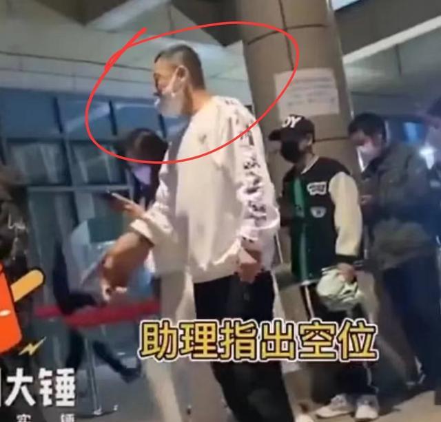 任豪|任豪做核酸插队被拍,试探两次挤进队伍,被路人指责后助理打圆场
