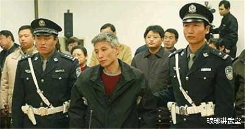 2003年刘涌被判死刑，行刑前喝了一口白酒，在脚镣处塞了1元钱