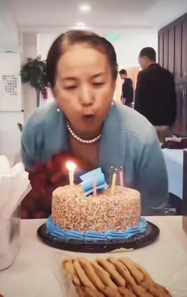 吕丽萍|62岁吕丽萍带三婚老公庆生！头发花白凌乱头顶也秃，突然老这么多