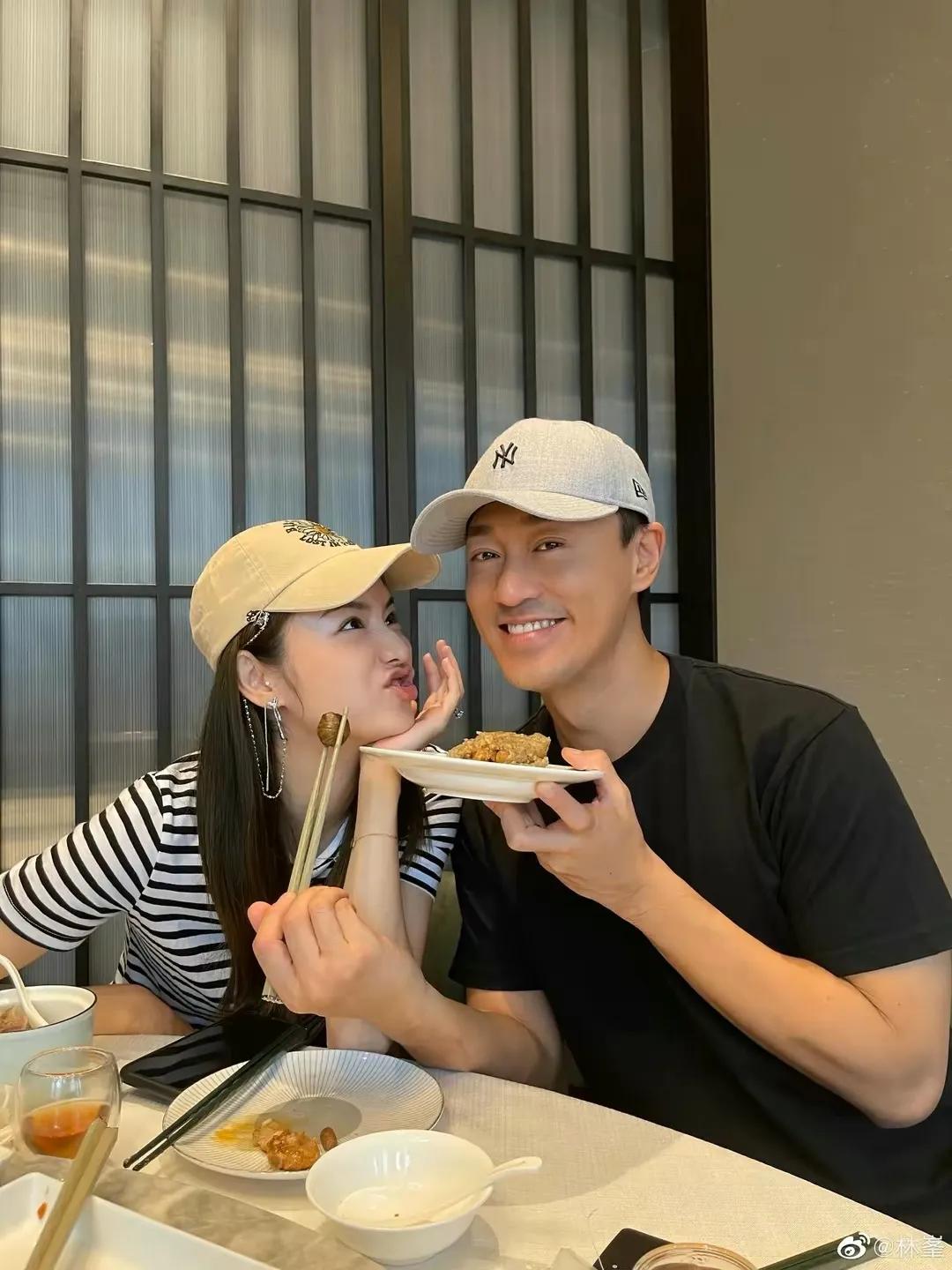 林峰|林峯妻子张馨月遛娃,母女互动温馨有爱,戴超大鸽子蛋钻戒很抢镜