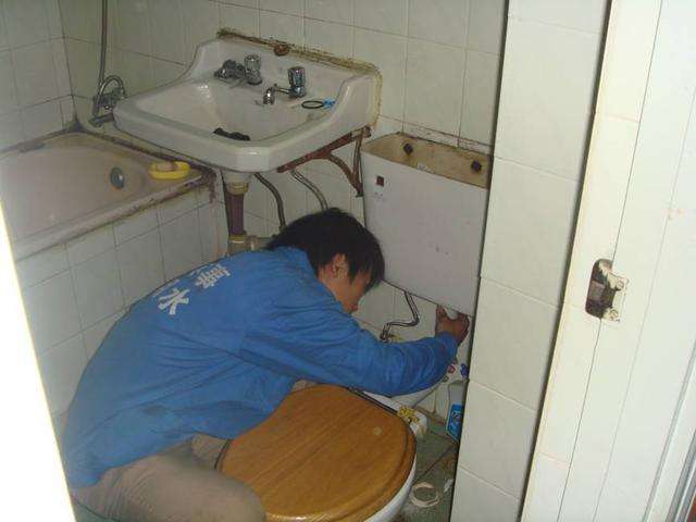 原来马桶堵了只要一壶开水就能搞定,知道太晚,浪费不少钱!