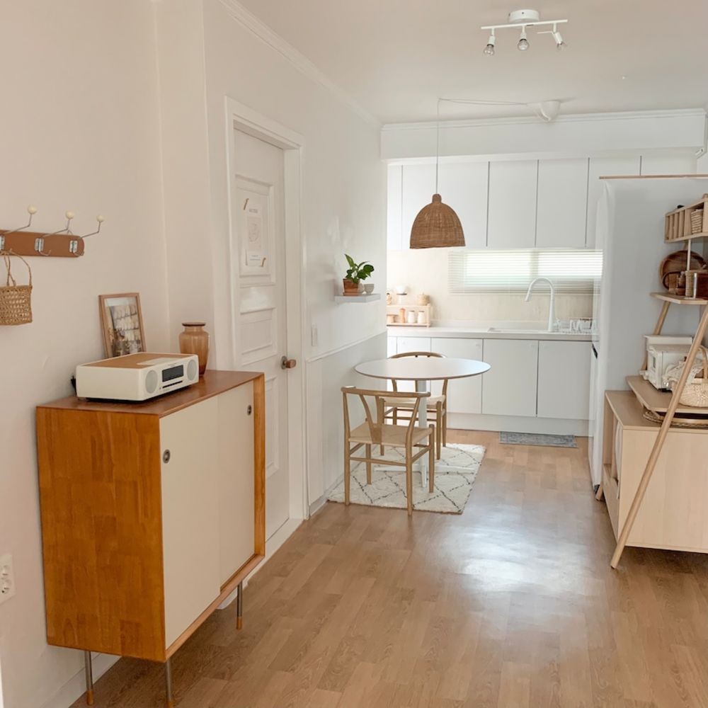 别人不要的一楼被她买了,大白墙极简“穷装”后,家反而明亮舒适