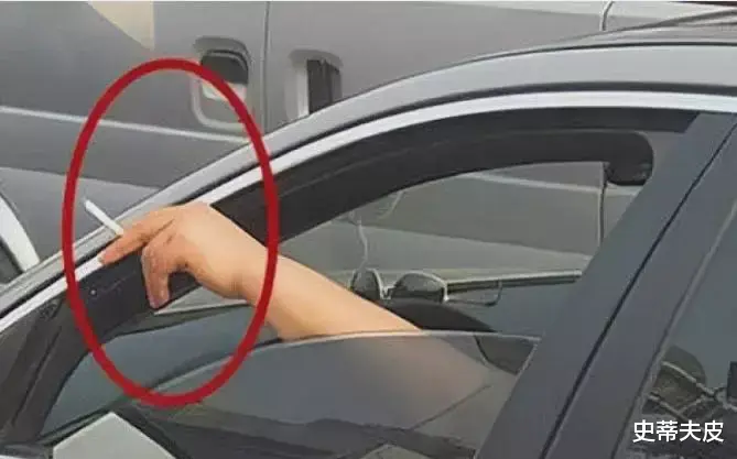 一男子开车抽烟时被抓拍,气愤的声称:哪条规矩不准等红灯抽烟?