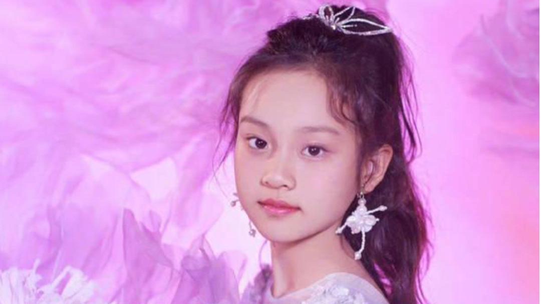 李小璐|李小璐为10岁甜馨庆生，母女合拍写真太惊艳，好似一对姐妹花