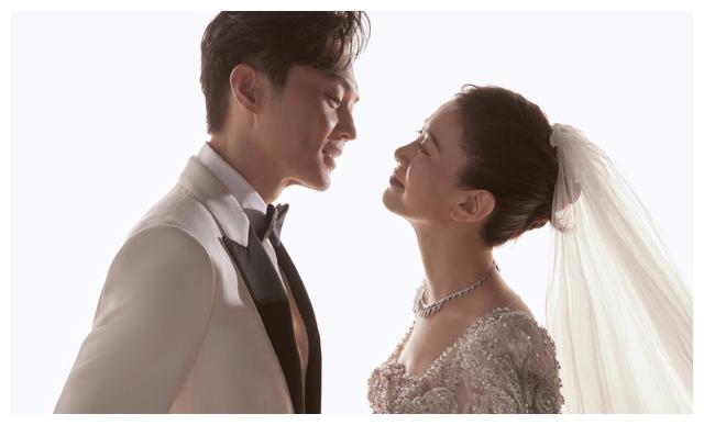 袁咏仪|张智霖袁咏仪时隔7年再拍婚纱照,靓靓戴鸽子蛋大钻戒呈现望夫眼