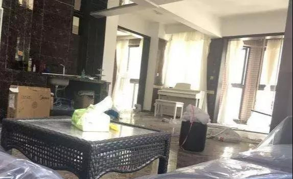 老公把120平婚房硬装成了一室一厅,邻居说像“鬼屋”,太气了