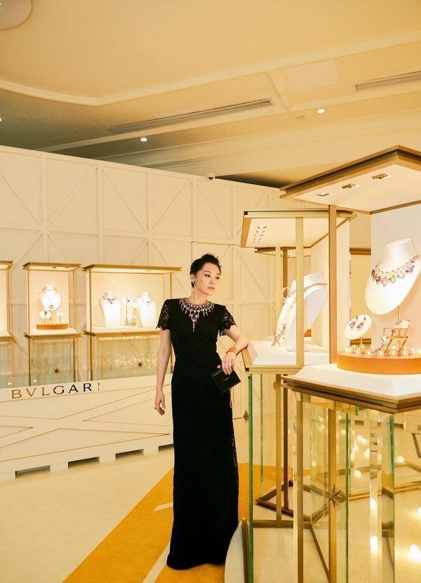 许晴|51岁许晴身材好“丰满”,黑色蕾丝长裙秀曲线,网友直呼:20岁